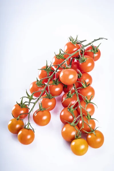 Коктейльные помидоры, куча красных спелых помидоров . — стоковое фото