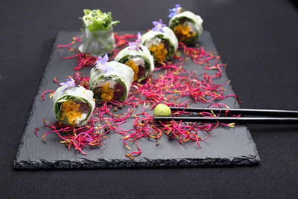 Sushi. Jarní sushi, sushi s lososy, rucolou, sýrem a kaviárem — Stock fotografie