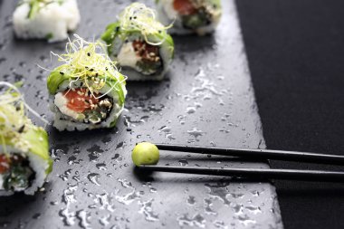 Suşi. Somon, salatalık, peynir, kampyo ve avokado dilimleri ile suşi rulo.