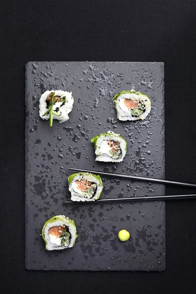 Sushi rolové s lososem, okurkami, sýrem, kampyo a avokádem. — Stock fotografie