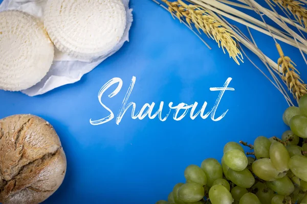 Traditional Jewish holiday, Shavuot. The harvest season. — Stock Photo, Image