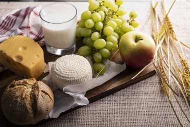 Shavuot, süt ürünleri ve meyveler. Geleneksel Yahudi tatili