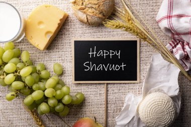 Mutlu Shavuot. Geleneksel Yahudi bayramı. Hasat mevsimi.