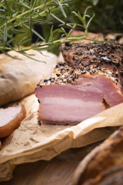 Otlar füme pastırma, geleneksel bir soğuk et tarifi,