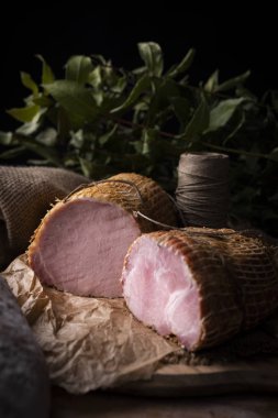 Geleneksel jambon. Kırsal iştah açıcı domuz sosisi. Geleneksel tarifi