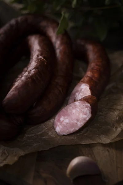 Produits de saucisses traditionnels. Une fine saucisse fumée . — Photo