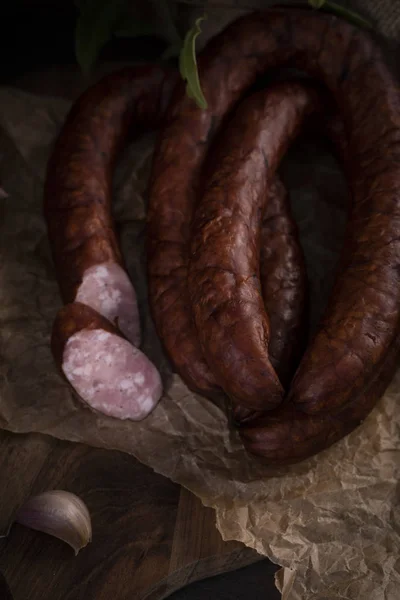 Produits de saucisses traditionnels. Une fine saucisse fumée . — Photo