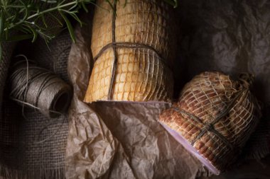 Füme jambon, geleneksel domuz sosisi. Geleneksel tarifi