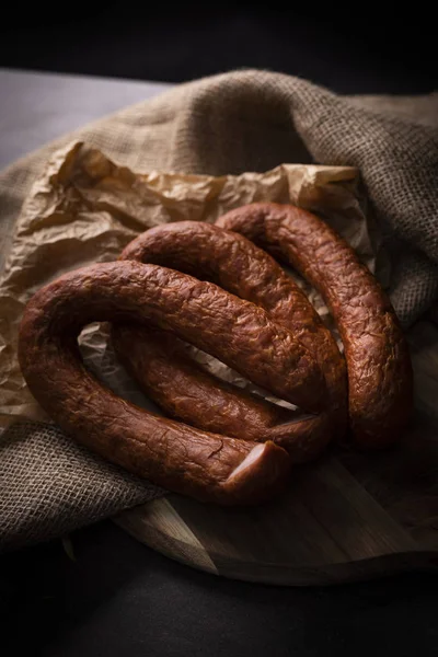 Une fine saucisse fumée. Produits de saucisses traditionnels . — Photo