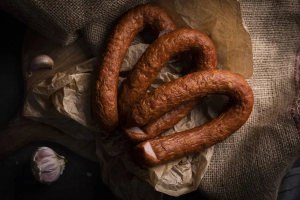 Une fine saucisse fumée. Produits de saucisses traditionnels . — Photo