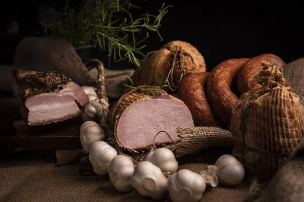 Ev yapımı geleneksel füme, taze sarımsak ve otlar ile bileşiminde sade sosis