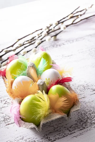Цветные пасхальные яйца, счастливые, красочные пасхальные яйца — стоковое фото