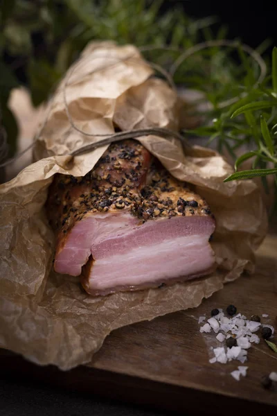 Otlar, lezzetli ve aromatik ülke jambon ile Füme pastırma.