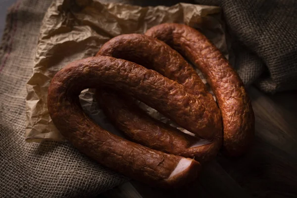 Produits de saucisses traditionnels. Une fine saucisse fumée . — Photo