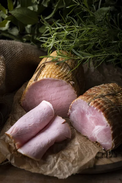 Geleneksel jambon. Kırsal iştah açıcı domuz sosisi. Geleneksel tarifi