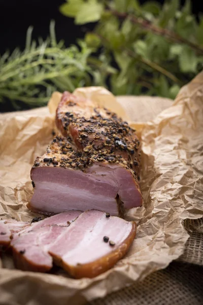 Pastırma otlar serpilir, aromatik duman ile füme.