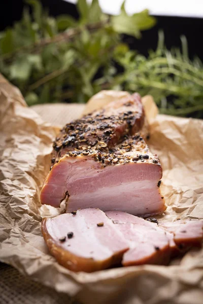 Otlar füme pastırma, geleneksel bir soğuk et tarifi,