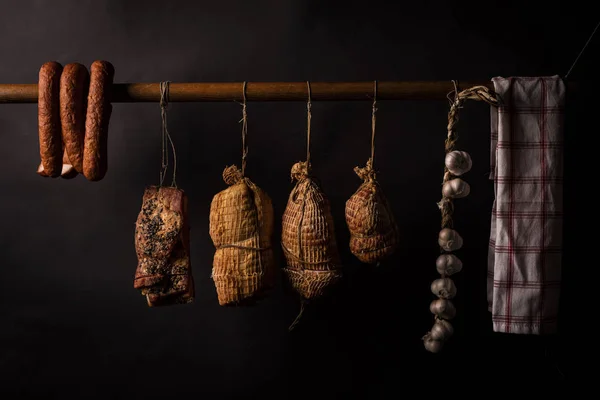 Viandes fumées traditionnellement, jambon, saucisse, bacon dans un fumoir . — Photo