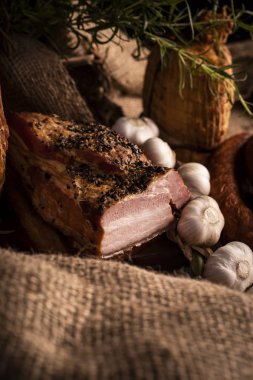 Dumanla füme sosis. Soğuk etlerin ev yapımı bir bileşimi.