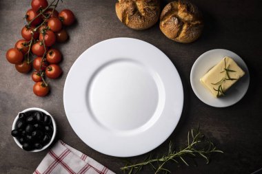 Tablo ayarı. Masada beyaz plaka ve yemek malzemeleri.