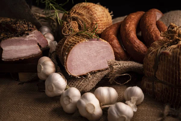 Traditionnellement fumé, saucisse de composition chaleureuse avec ail frais et herbes — Photo