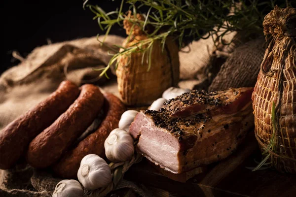 Viande de campagne, bacon fumé, saucisse fine et jambon dans une grille . — Photo