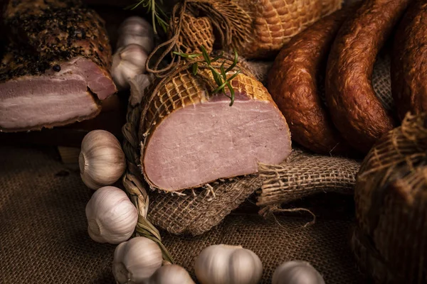 Traditionnellement fumé, saucisse de composition chaleureuse avec ail frais et herbes — Photo