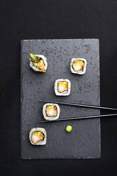 Sushi, s krevetami v tempura a Avokado. Nastavit na černém pozadí — Stock fotografie