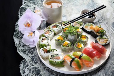 Suşi. Taze, iştah açıcı suşi seti. Geleneksel Japon mutfağı