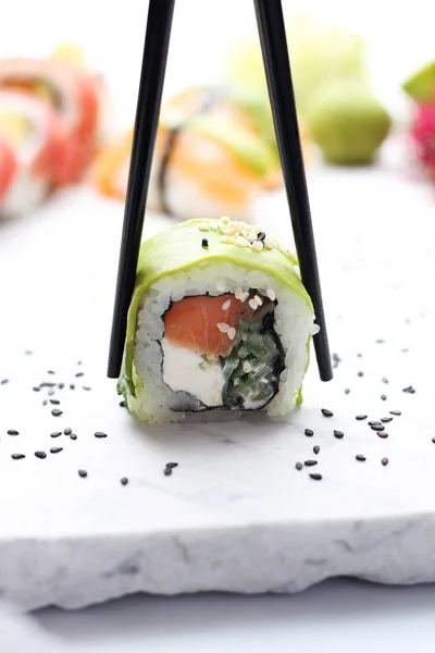 Sushi. Roll with salmon and avocado with cheese. Traditional Japanese cuisine — Stock Photo, Image