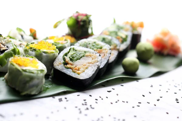 Суши. Свежий, аппетитный набор суши. Традиционная японская кухня — стоковое фото