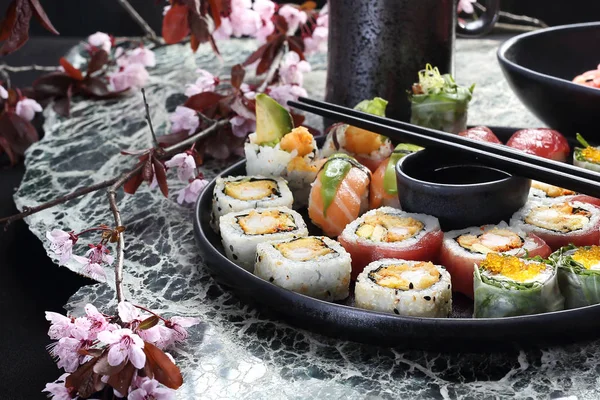Sushi. Świeży, apetyczny zestaw Sushi. Tradycyjna kuchnia japońska — Zdjęcie stockowe