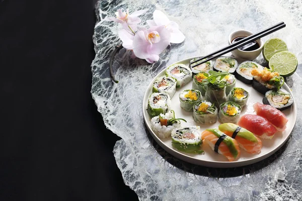 Sushi. Friss, étvágygerjesztő készlet sushi. Tradicionális japán konyha — Stock Fotó