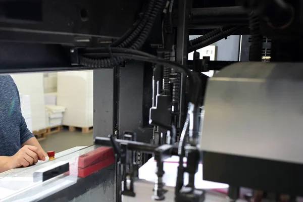 Funzionamento della macchina da stampa. La stampante supporta il pannello di controllo, supervisiona il processo di stampa — Foto Stock