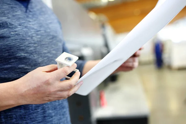 Stampa sul foglio. Quell'uomo sta guardando la stampa. . — Foto Stock