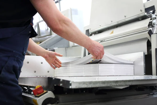 Papierschnitt auf einer Guillotine. Druckerei. Cutter zum Schneiden von Papier. — Stockfoto