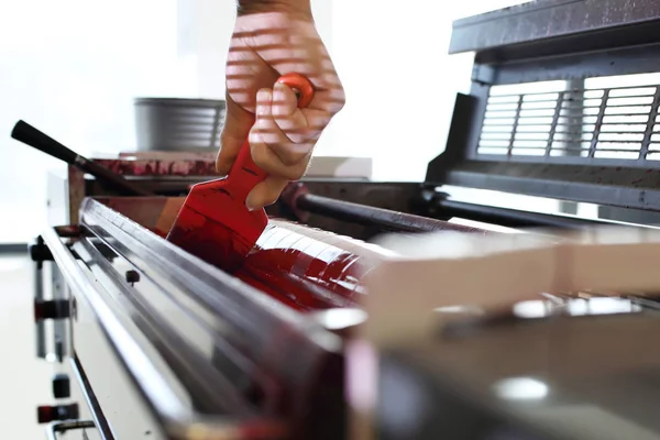Le processus d'impression. L'imprimante applique des encres . — Photo