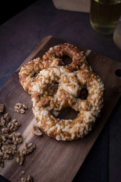 Pretzel met noten, traditionele zelfgemaakte gebakjes op een donkere achtergrond, — Stockfoto