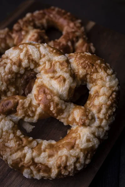 Pretzel met noten, traditionele zelfgemaakte gebakjes op een donkere achtergrond, — Stockfoto