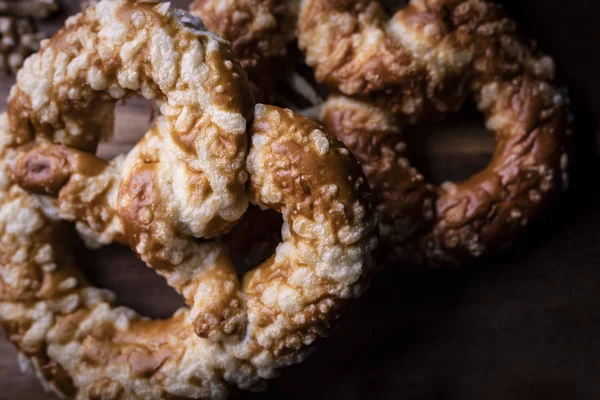 Kue ragi buatan sendiri, pretzel tradisional dengan kacang-kacangan dan lapisan es . — Stok Foto