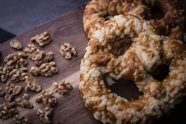 Zelfgemaakte gist cake, traditionele krakeling met noten en ijsvorming. — Stockfoto