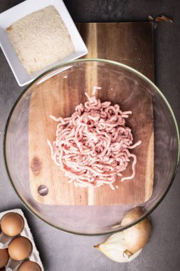 Yer domuzeti. Ev yapımı pirzola lar için kıyma.