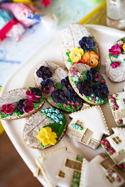 Gingerbreads decorated with icing. Appetizing colorful cookies. — Stock Photo, Image