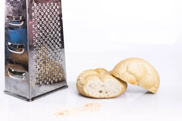 Broodkruimels. Witte tarwe broodkruimels kruimels op een witte achtergrond. — Stockfoto