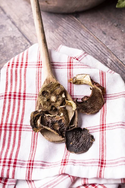 Сушені білі гриби. Складові страв у світових кухнях . — стокове фото