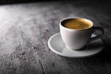 Bir fincan köpük ile Kahve, aromatik sıcak içecek.