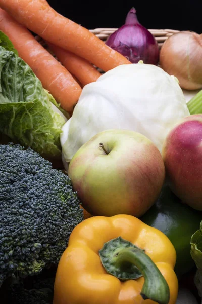 Verduras y frutas coloridas, brócoli, pimientos, manzanas, zanahorias, cebollas. Dieta saludable — Foto de Stock