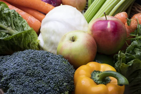 Renkli sebze ve meyveler, brokoli, biber, elma, havuç, soğan. Sağlıklı beslenme