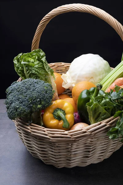 Cesta con verduras. Dieta saludable. Verduras y frutas coloridas, brócoli, pimientos, manzanas, zanahorias, cebollas . — Foto de Stock