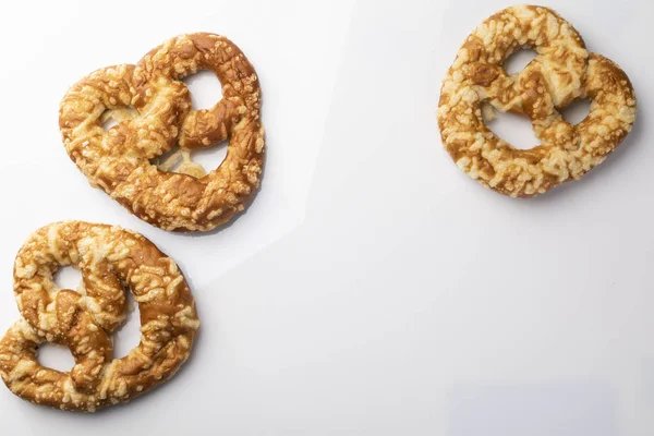 Pretzels met kaas op een witte achtergrond. — Stockfoto